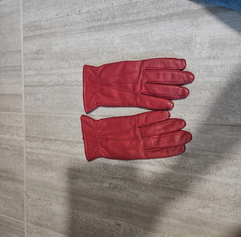 Jaclyn Smith Red Leather Women's Gloves with Back Stitching